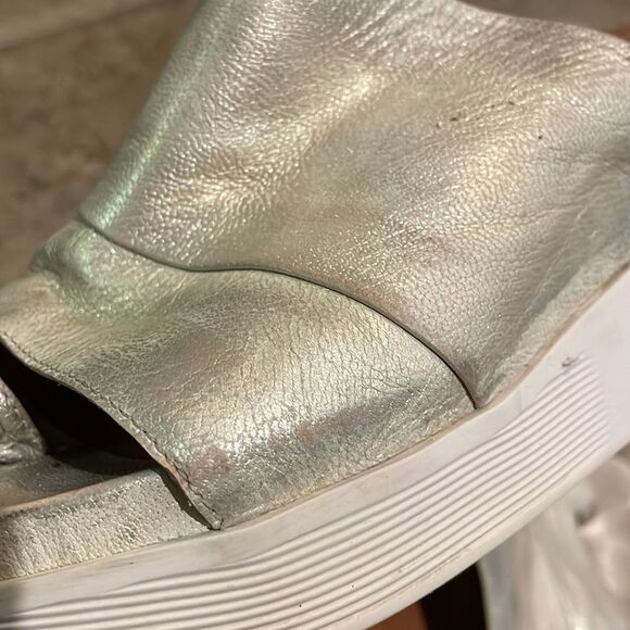 Gentle Souls by Kenneth Cole Gold Gisele 65 Sporty Slide Shoes Womens Size 9 - Picture 9 of 13